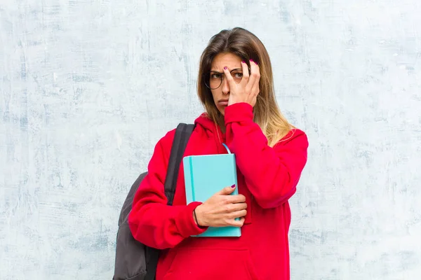 Młody Piękny Student Czuje Się Znudzony Sfrustrowany Senny Męczącym Nudnym — Zdjęcie stockowe