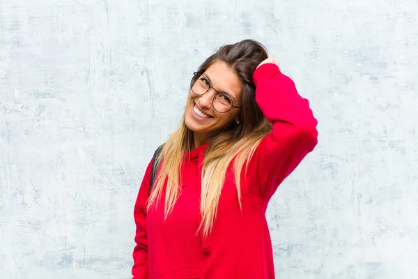 Jovem Estudante Bonita Sorrindo Alegre Casualmente Tomando Mão Cabeça Com — Fotografia de Stock