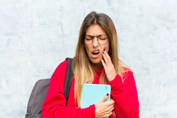 Jovem Estudante Bonita Segurando Bochecha Sofrendo Dor Dente Dolorosa Sentindo — Fotografia de Stock