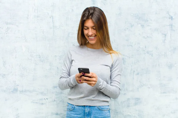 Joven Bonita Mujer Con Teléfono Inteligente Contra Pared Grunge — Foto de Stock