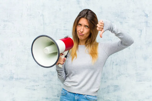 Joven Bonita Mujer Con Megáfono Contra Pared Grunge — Foto de Stock