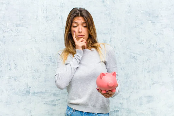 Giovane Bella Donna Con Salvadanaio Contro Muro Grunge — Foto Stock