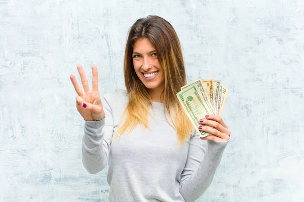 Mujer Bonita Joven Con Billetes Contra Pared Grunge — Foto de Stock