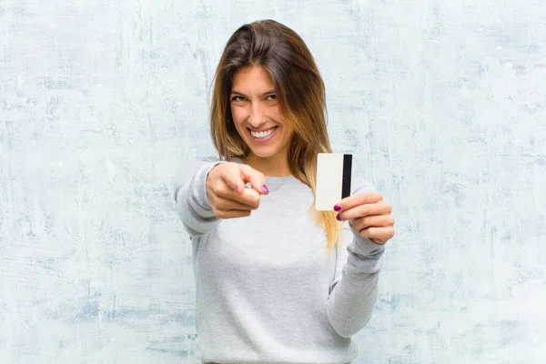 Jong Mooi Vrouw Met Een Credit Card Tegen Grunge Muur — Stockfoto