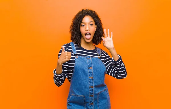 Jong Mooi Zwart Vrouw Gevoel Gelukkig Verbaasd Tevreden Verrast Tonen — Stockfoto