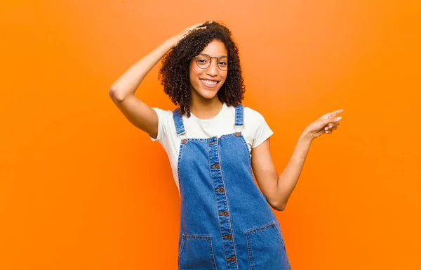 Junge Hübsche Schwarze Frau Lacht Sieht Glücklich Positiv Und Überrascht — Stockfoto