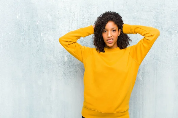 Ung Söt Svart Kvinna Känner Sig Stressad Orolig Orolig Eller — Stockfoto