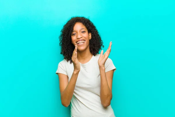 Jonge Zwarte Vrouw Voelen Zich Gelukkig Succesvol Glimlachen Klappen Handen — Stockfoto