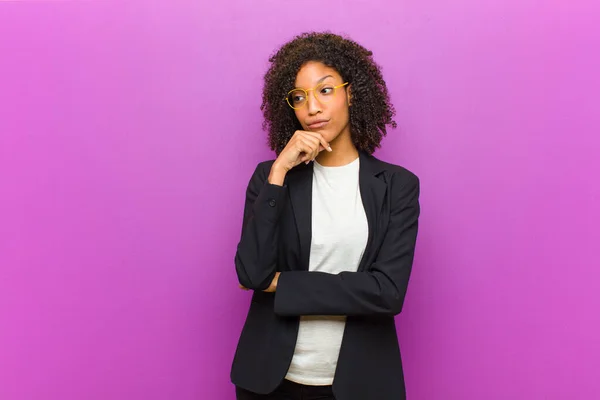 Genç Siyahi Kadını Düşünüyor Kuşkulu Şaşkın Hissediyor Farklı Seçeneklerle Hangi — Stok fotoğraf