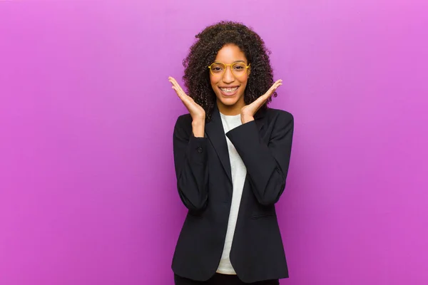 Jong Zwart Business Vrouw Zoek Gelukkig Opgewonden Geschokt Met Een — Stockfoto