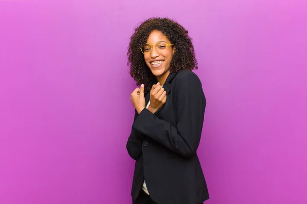 Genç Siyahi Kadını Neşeli Bir Şekilde Gülümsüyor Kollarını Kavuşturup Mutlu — Stok fotoğraf