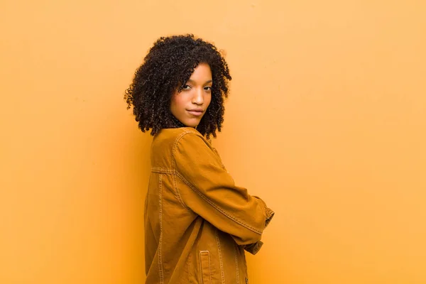 Jovem Bonita Mulher Negra Sorrindo Para Câmera Com Braços Cruzados — Fotografia de Stock