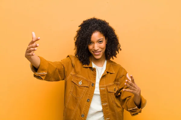 Jovem Mulher Negra Bonita Sorrindo Alegremente Dando Abraço Boas Vindas — Fotografia de Stock