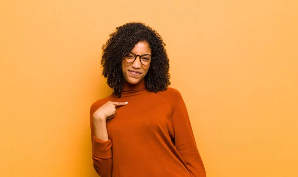 Jovem Bonita Mulher Negra Olhando Orgulhoso Confiante Feliz Sorrindo Apontando — Fotografia de Stock