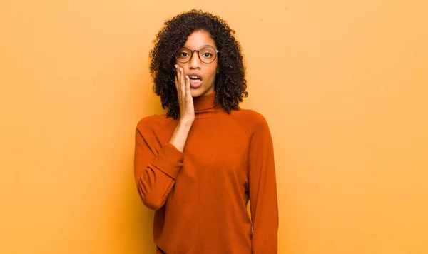 Jong Mooi Zwart Vrouw Gevoel Geschokt Verbaasd Holding Face Hand — Stockfoto