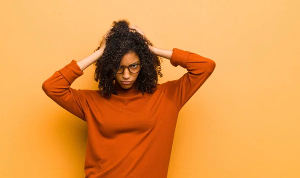 Ung Söt Svart Kvinna Känner Sig Stressad Och Frustrerad Lyfter — Stockfoto