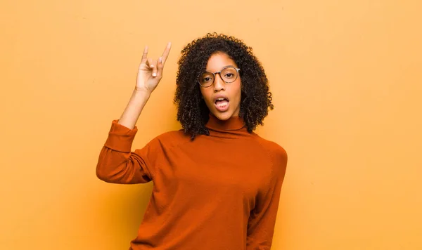 Jovem Mulher Negra Bonita Sentindo Feliz Divertido Confiante Positivo Rebelde — Fotografia de Stock