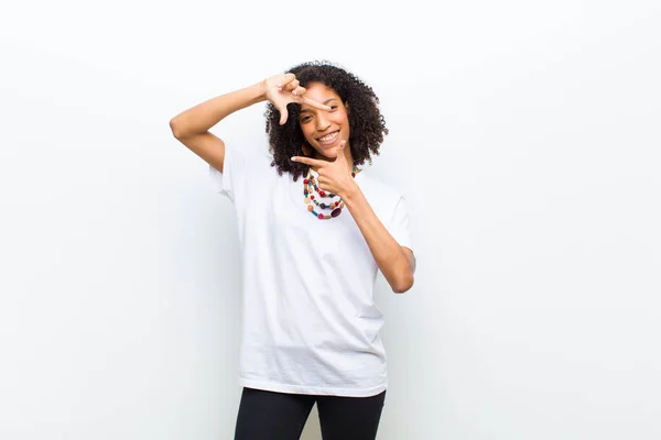 Молода Холодна Афроамериканка Відчуває Себе Щасливою Доброзичливою Позитивною Посміхаючись Роблячи — стокове фото
