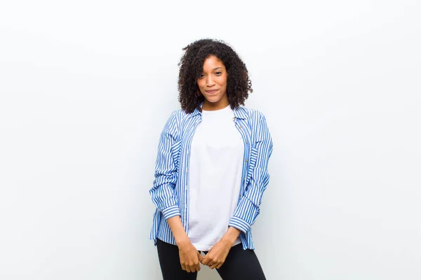 Jovem Afro Americano Fresco Mulher Sorrindo Positivamente Com Confiança Olhando — Fotografia de Stock