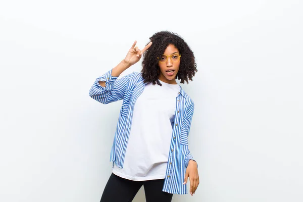 Jovem Afro Americana Legal Sentindo Feliz Divertido Confiante Positivo Rebelde — Fotografia de Stock