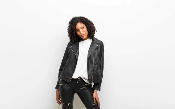 Genç Güzel Siyah Kadın Beyaz Duvara Karşı Deri Ceket Giyiyor — Stok fotoğraf
