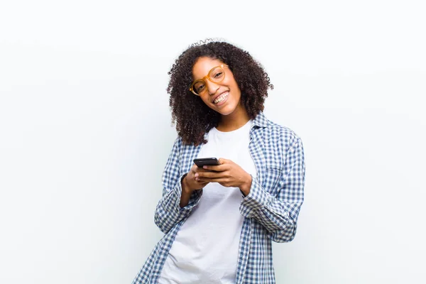 Joven Bonita Mujer Negra Con Teléfono Inteligente Contra Pared Blanca — Foto de Stock