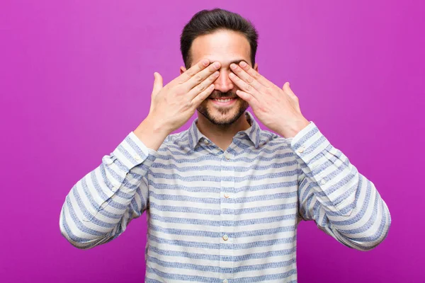 Joven Hombre Guapo Sonriendo Sintiéndose Feliz Cubriendo Los Ojos Con — Foto de Stock