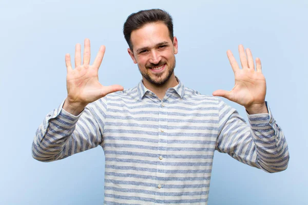 Jonge Knappe Man Glimlachend Vriendelijk Uitziend Nummer Tien Tiende Tonend — Stockfoto