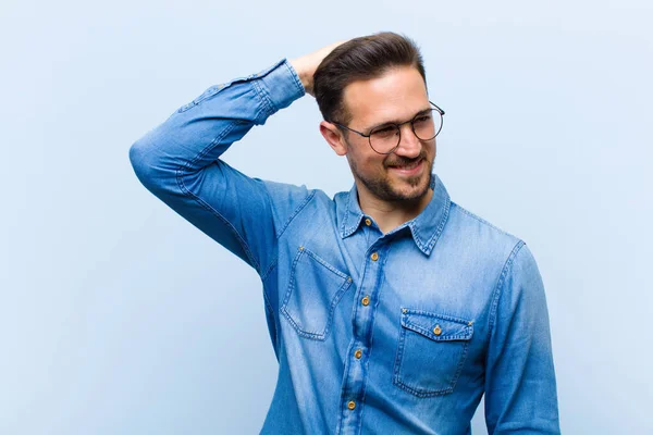 Jonge Knappe Man Glimlachend Vrolijk Terloops Hand Hand Met Een — Stockfoto