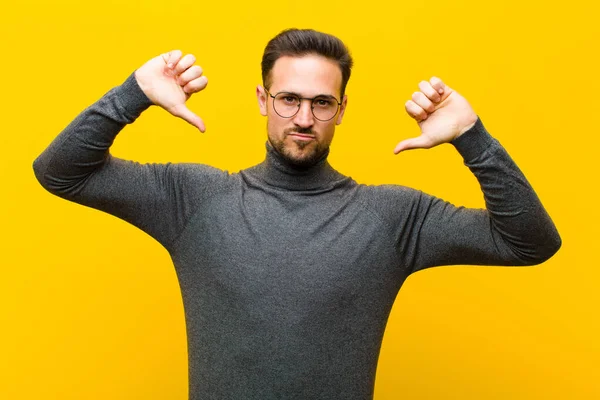 Jonge Knappe Man Kijkt Verdrietig Teleurgesteld Boos Duimen Naar Beneden — Stockfoto