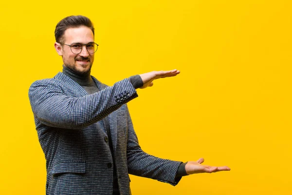 Jovem Homem Bonito Sorrindo Sentindo Feliz Positivo Satisfeito Segurando Mostrando — Fotografia de Stock