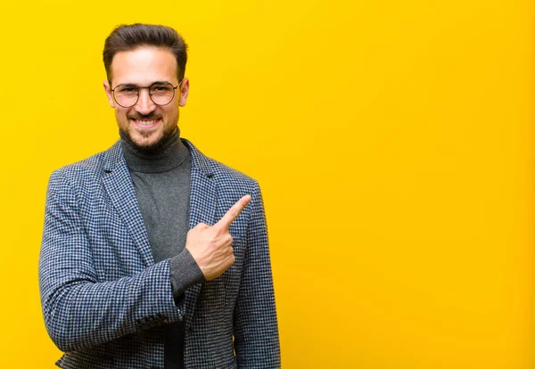 Joven Hombre Guapo Sonriendo Alegremente Sintiéndose Feliz Señalando Hacia Lado —  Fotos de Stock