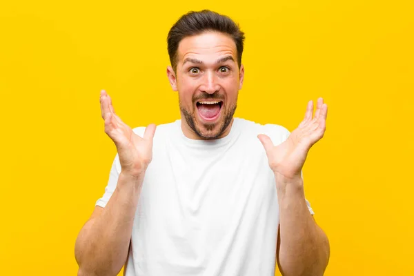 Joven Hombre Guapo Sentirse Sorprendido Emocionado Riendo Sorprendido Feliz Debido —  Fotos de Stock