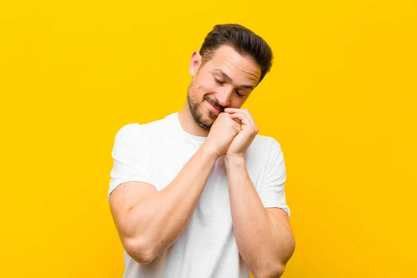 Junger Gutaussehender Mann Verliebt Und Niedlich Bezaubernd Und Glücklich Lächelnd — Stockfoto