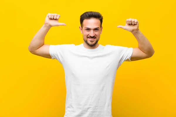 Giovane Uomo Bello Sentirsi Orgoglioso Arrogante Fiducioso Guardando Soddisfatto Successo — Foto Stock