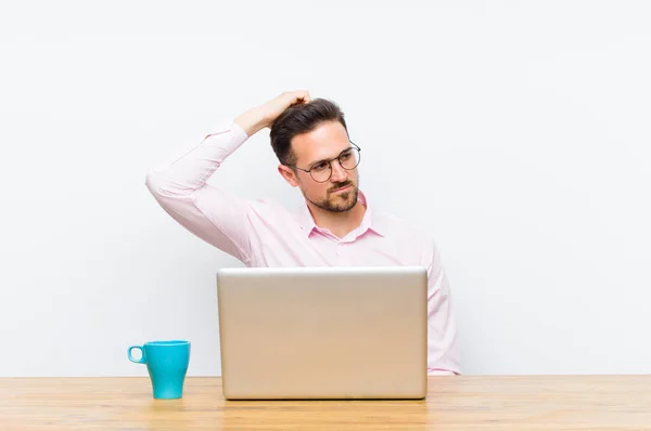 Junger Gutaussehender Geschäftsmann Der Sich Verwirrt Und Verwirrt Fühlt Den — Stockfoto