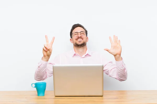 Joven Hombre Negocios Guapo Sonriendo Buscando Amigable Mostrando Número Siete —  Fotos de Stock