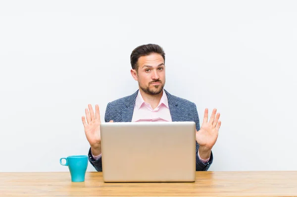 Joven Hombre Negocios Guapo Buscando Nervioso Ansioso Preocupado Diciendo Culpa — Foto de Stock