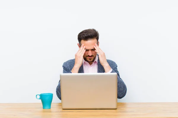 Jonge Knappe Zakenman Kijken Gestrest Gefrustreerd Werken Onder Druk Met — Stockfoto