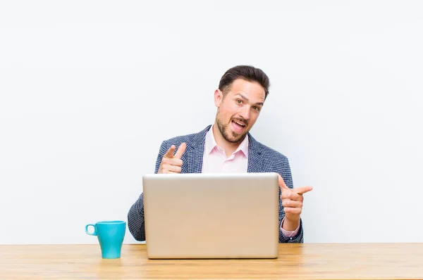 Jovem Empresário Bonito Sorrindo Com Uma Atitude Positiva Bem Sucedida — Fotografia de Stock