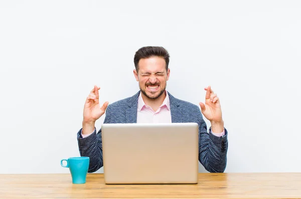 Joven Hombre Negocios Guapo Sonriendo Ansiosamente Cruzando Ambos Dedos Sintiéndose — Foto de Stock