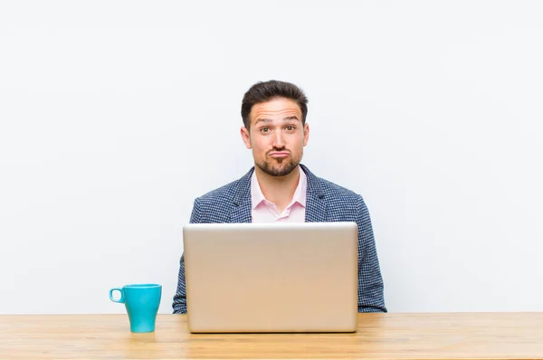 Joven Hombre Negocios Guapo Presionando Los Labios Junto Con Lindo — Foto de Stock