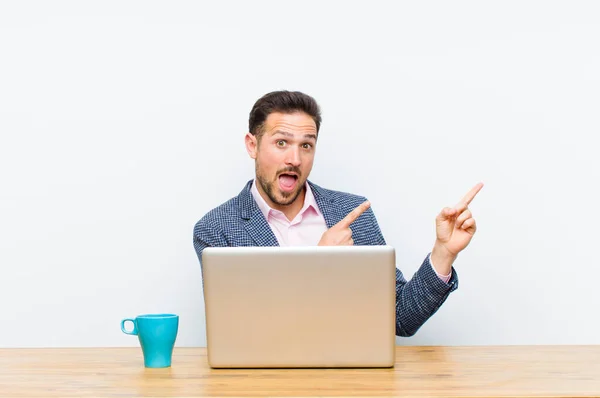 Joven Hombre Negocios Guapo Sintiéndose Alegre Sorprendido Sonriendo Con Una — Foto de Stock