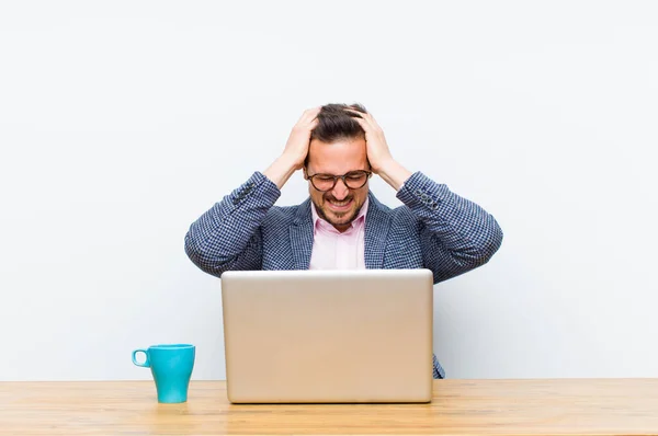 Jonge Knappe Zakenman Die Zich Gestrest Gefrustreerd Voelt Handen Omhoog — Stockfoto