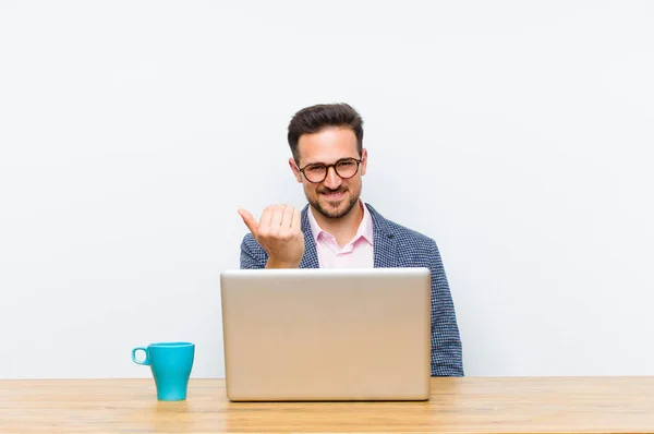 Ung Stilig Affärsman Känner Sig Lycklig Framgångsrik Och Säker Står — Stockfoto