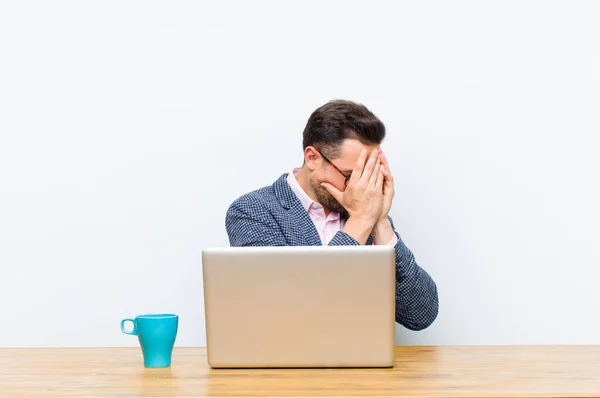 Junger Gutaussehender Geschäftsmann Der Die Augen Mit Händen Bedeckt Mit — Stockfoto