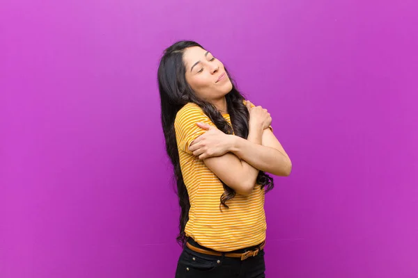 Jong Mooi Latijn Vrouw Gevoel Liefde Glimlachen Knuffelen Knuffelen Zelf — Stockfoto