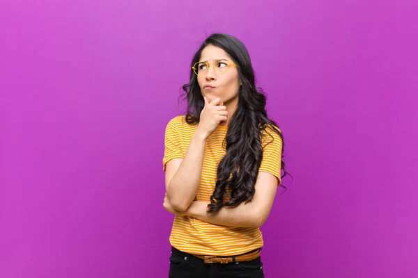 Jong Mooi Latijn Vrouw Denken Gevoel Twijfelachtig Verward Met Verschillende — Stockfoto