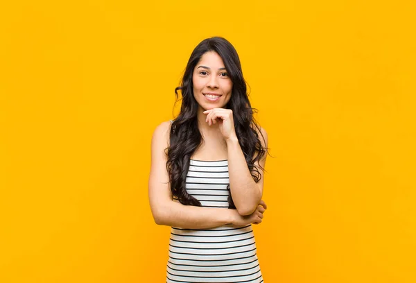 Ung Söt Latinamerikansk Kvinna Ser Glad Och Ler Med Handen — Stockfoto