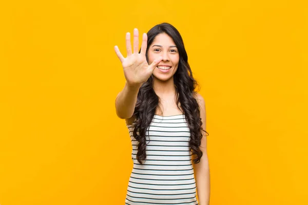 Jeune Jolie Femme Latine Souriante Amicale Montrant Numéro Cinq Cinquième — Photo